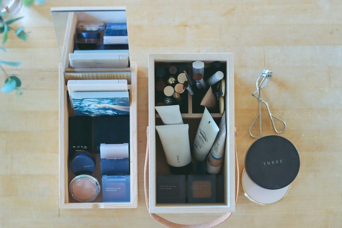 スタッフの愛用品】持ち運び自由。整理上手な「メイクボックス」が