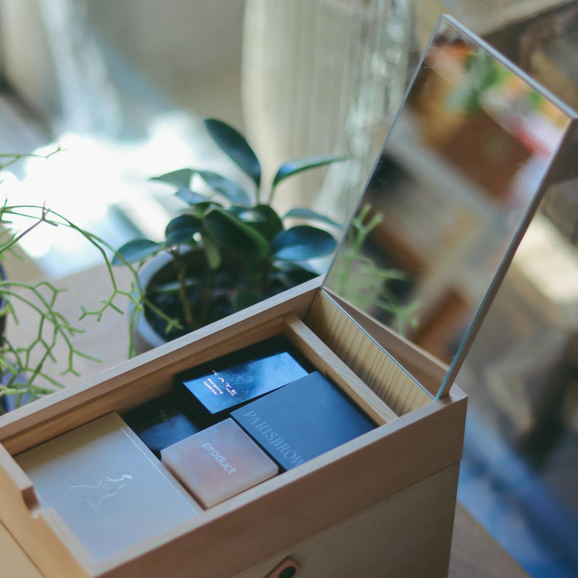 スタッフの愛用品】持ち運び自由。整理上手な「メイクボックス」が