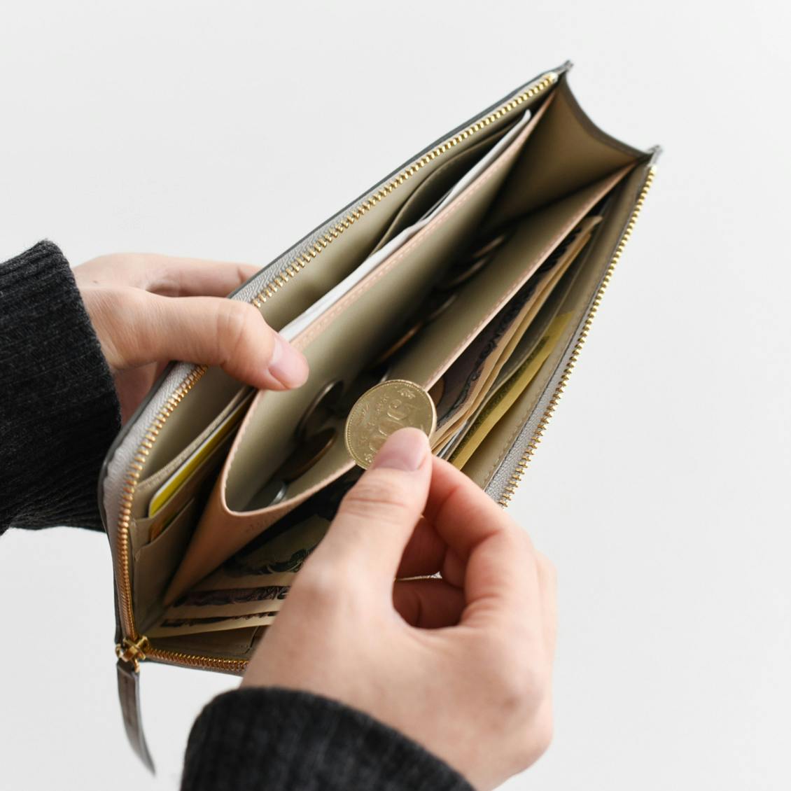 スリムに見えて収納上手」L字ファスナーの長財布 - 北欧、暮らしの道具店