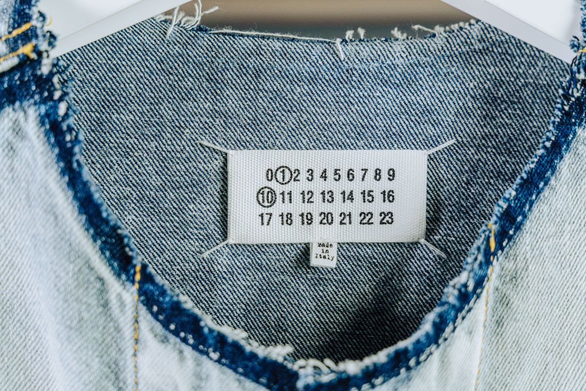 メゾンマルジェラのノーカラーデニムジャケット | HUES 福岡セレクト