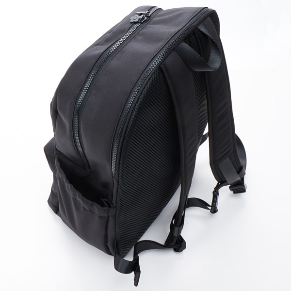 マリークヮント（MARY QUANT）/オールブラックシンプルロゴ リュックL