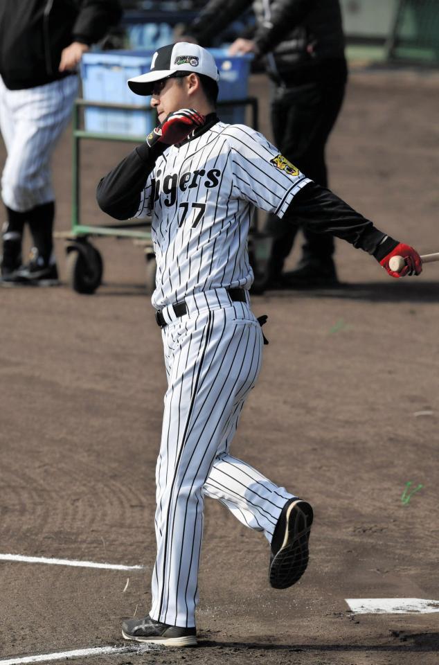 今岡コーチ、天才バッター復活！？走塁練習で打席に立ち…/タイガース