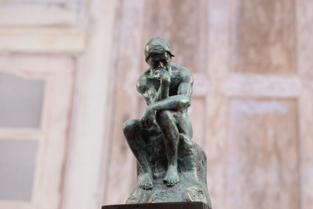 考える人のブロンズ像 – オーギュスト・ロダン彫刻、大理石台座に緑色