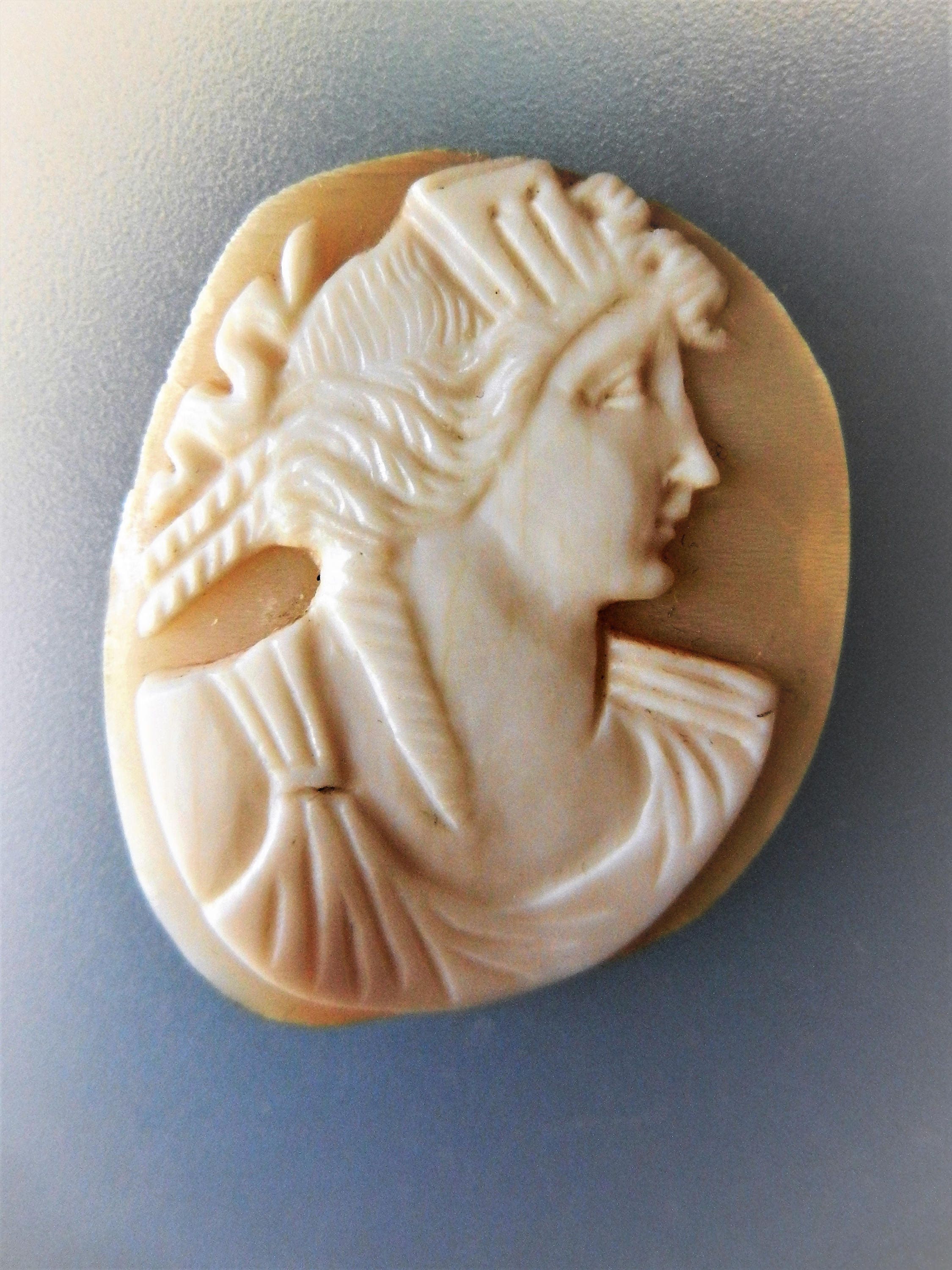 ギリシャの女神プシュケの横顔を描いた、美しく彫刻されたビクトリア朝