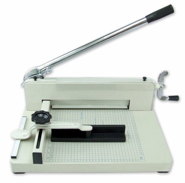 分厚い本や雑誌をサクサク切断、電子書籍化に便利な大型ペーパー