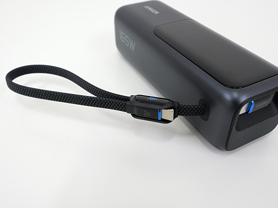 モバイルバッテリーのケーブル問題を解決するため巻き取り式