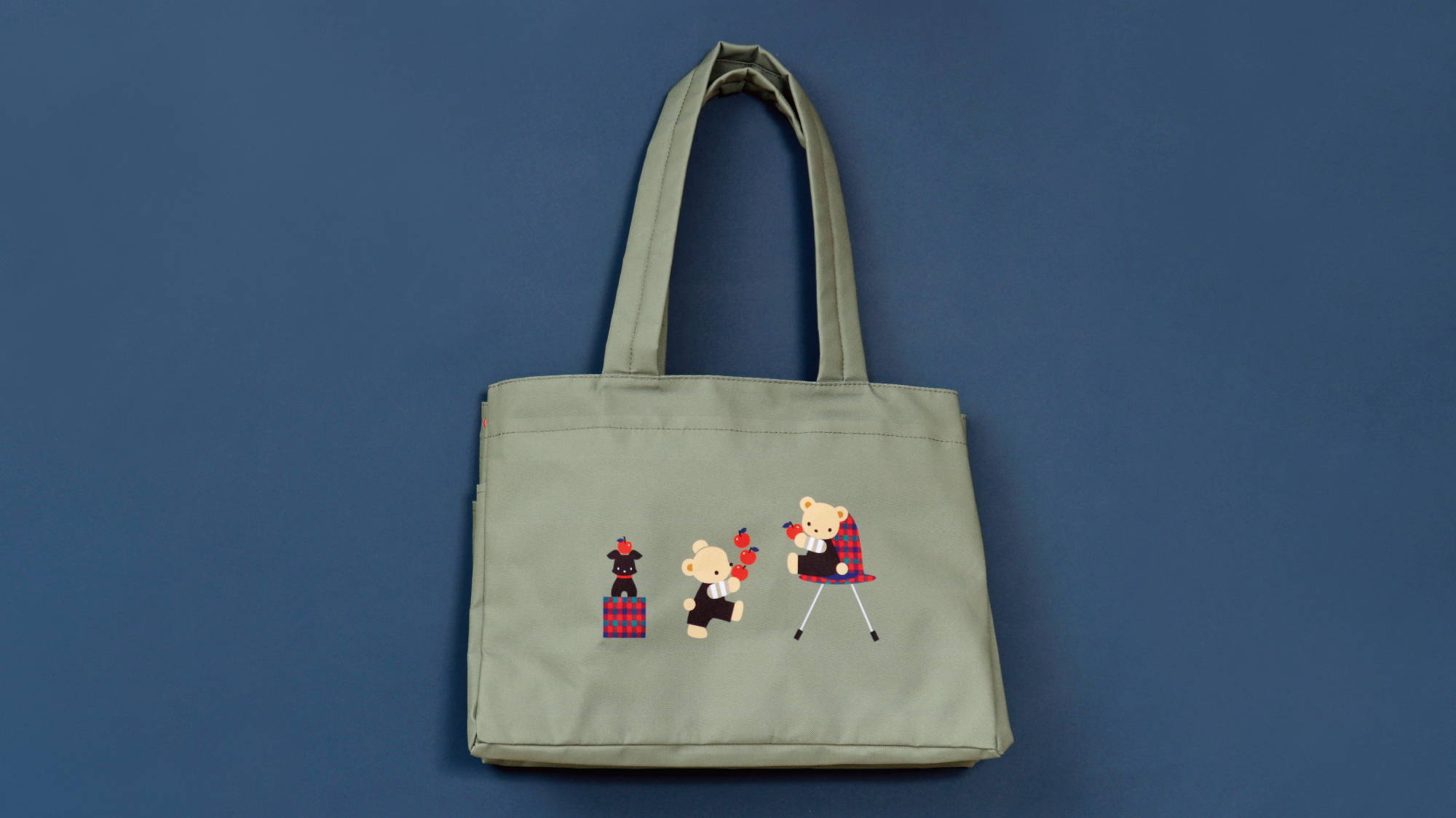 新作ニットと合わせてノベルティの「保冷ショッピングバッグ」が登場