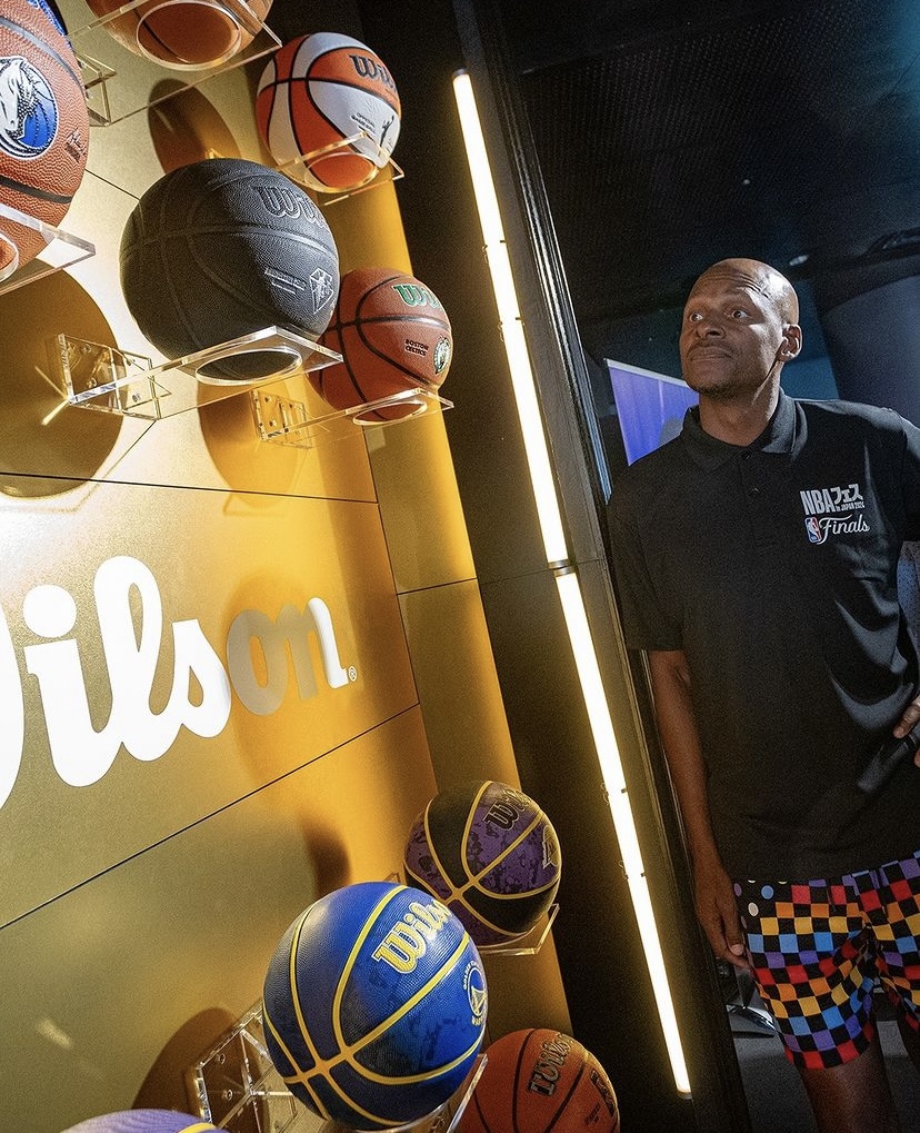 レイ・アレンが河村勇輝にサイン入りユニフォームをプレゼント