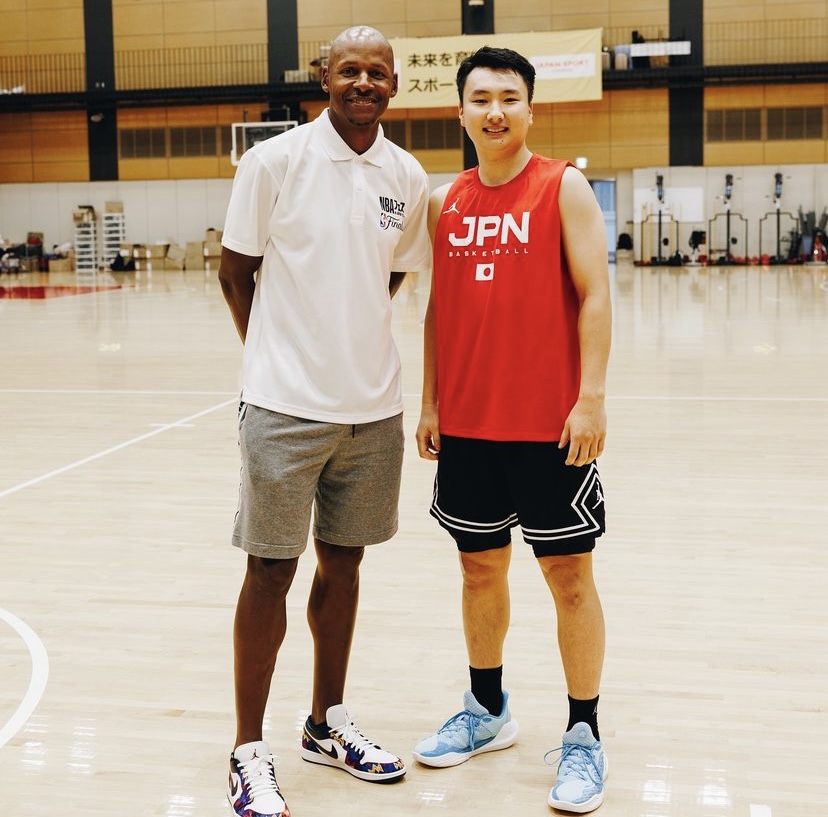 レイ・アレンが河村勇輝にサイン入りユニフォームをプレゼント