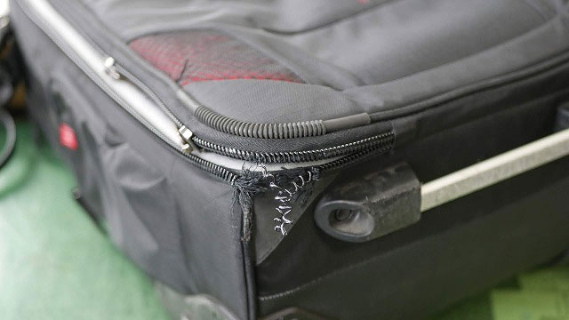 Manfrotto)マンフロット / カメラ機材キャリーバッグの解れた