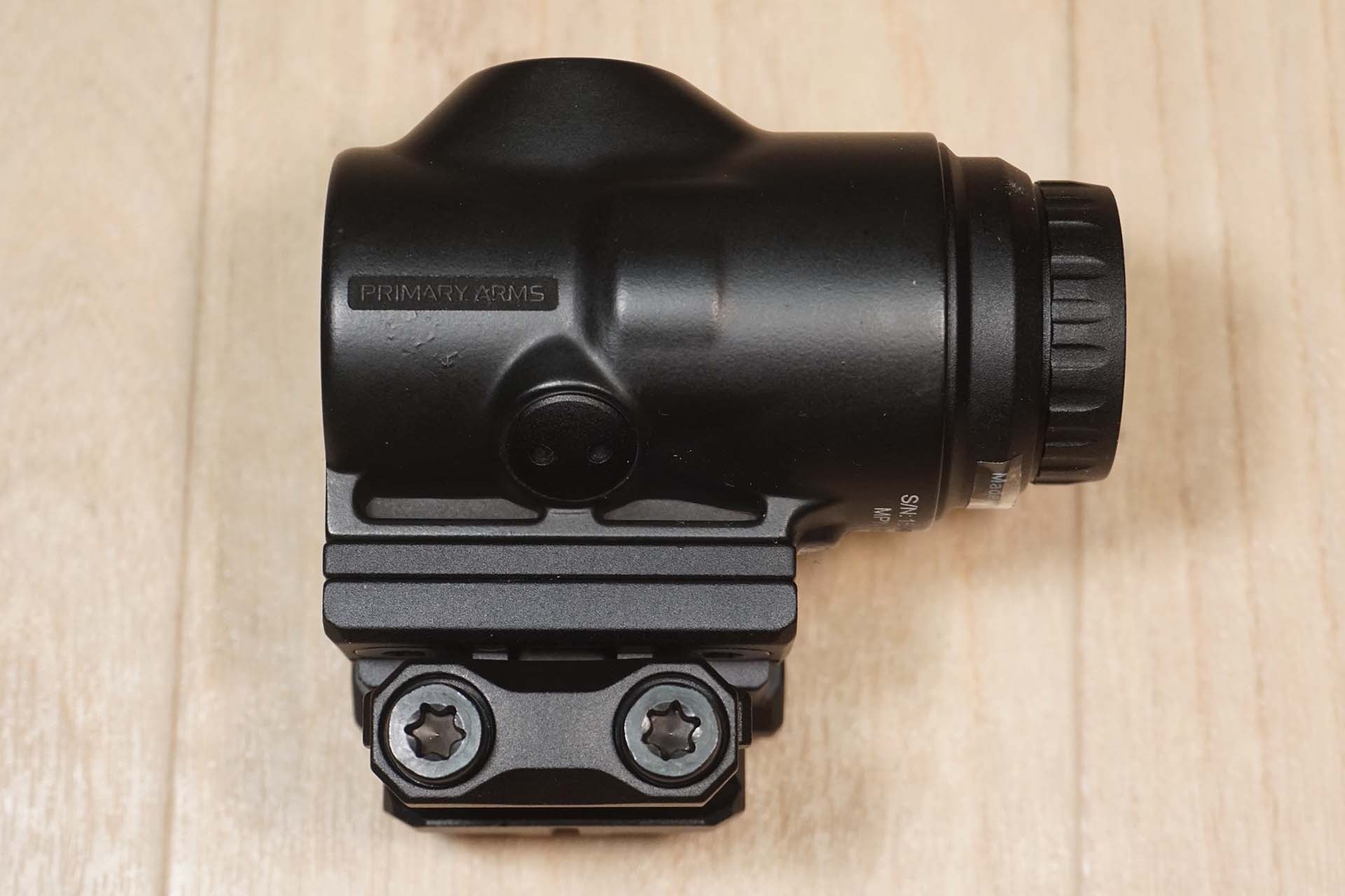 Primary Arms SLx 3X マイクロマグニファイアと同社製フリップマウント