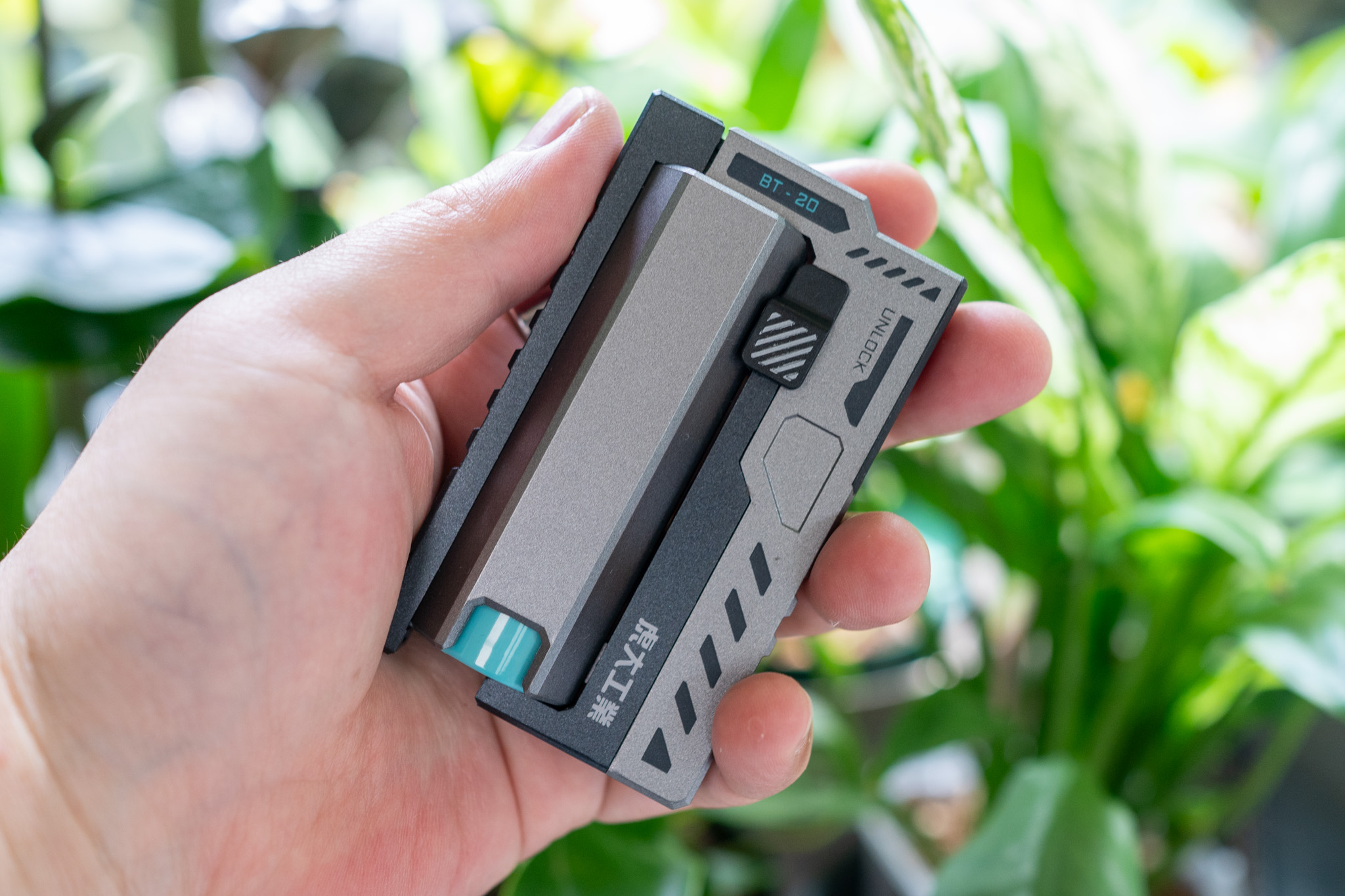 厨二心を刺激するバッテリー交換式モバイルバッテリー「BT-20 Wingman