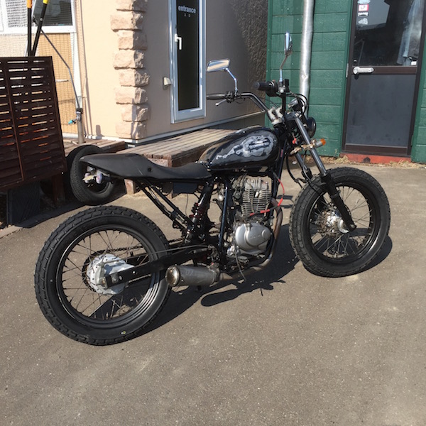 FTR223 純正シートを社外タンクに合う様にカットしました | Yuary Guitars