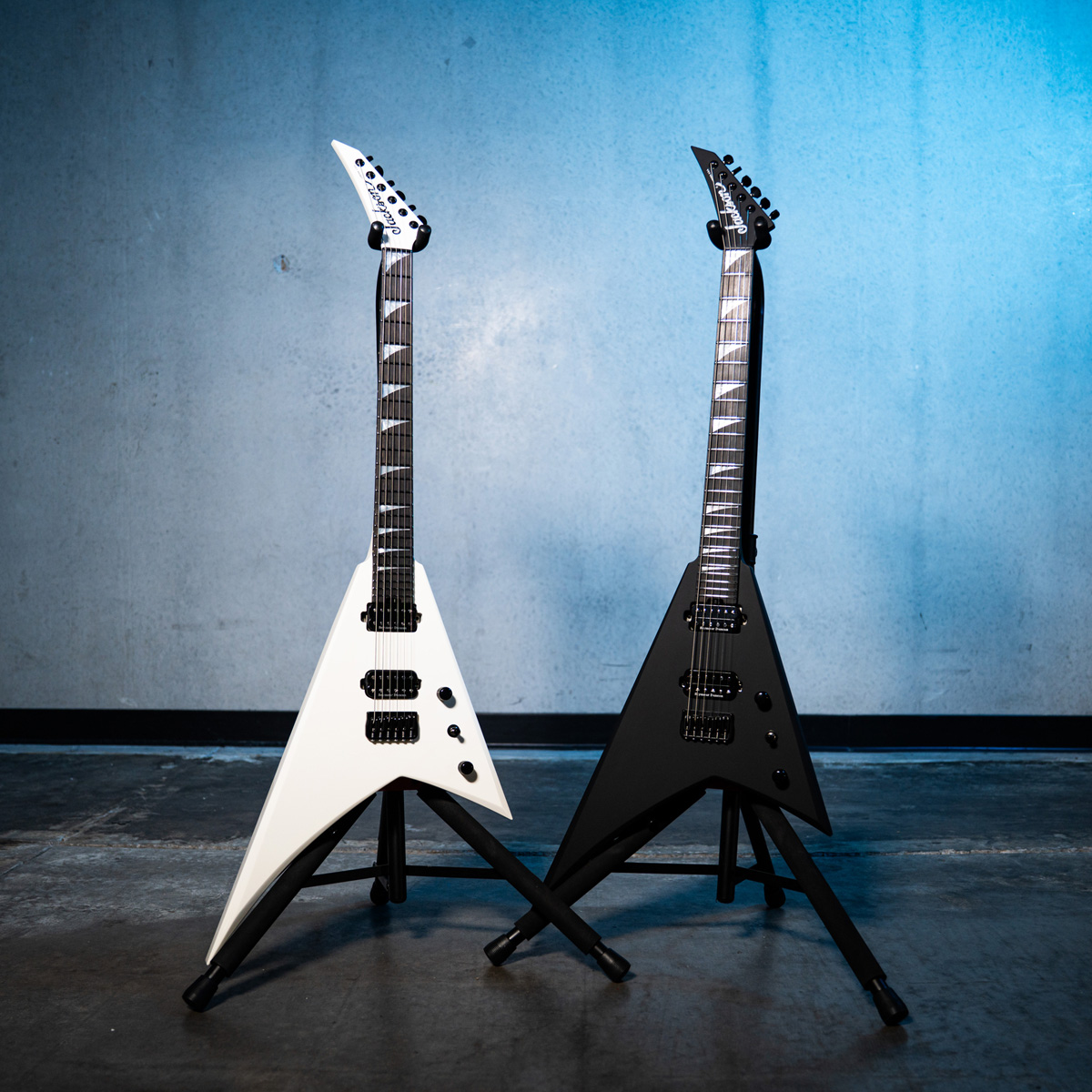 Jackson V型エレキギター ブラック リバースヘッド Jackson V型エレキ