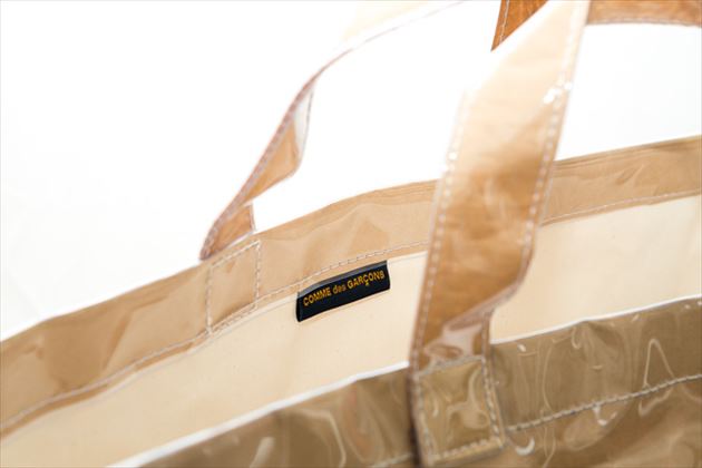 売り切れ続出！「コムデギャルソン」ビニールトートバッグが人気