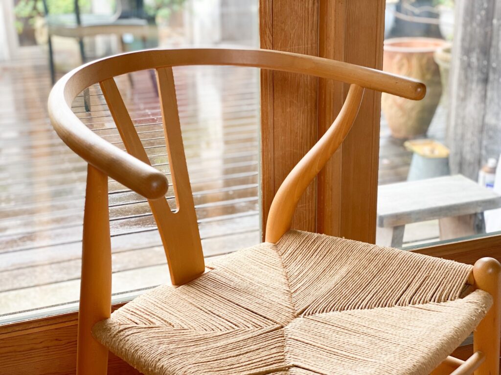 Yチェアのリプロダクト品がない理由とその魅力について｜現役女建築士