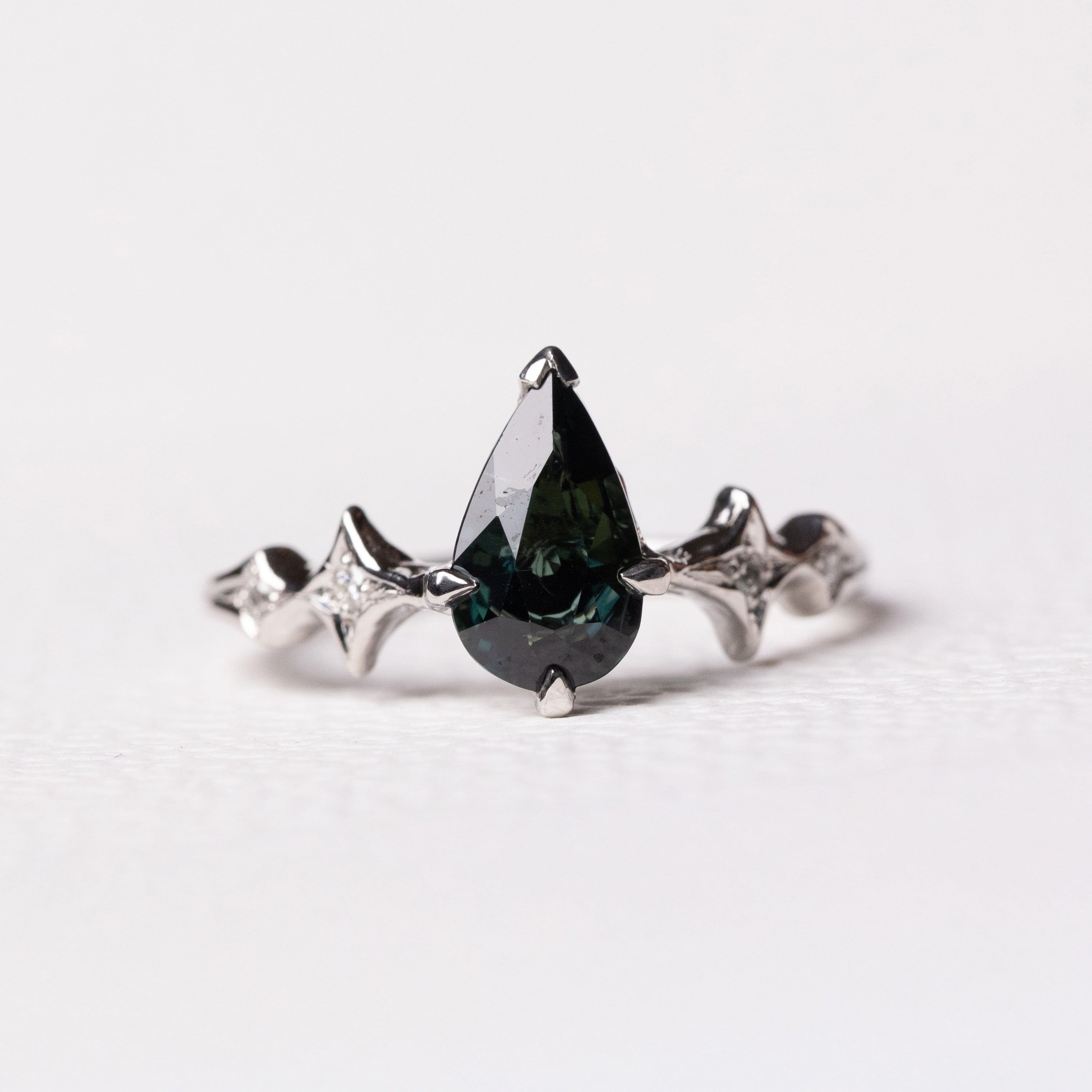 シルビー | 深緑のペアシェイプサファイアリング – ileava jewelry