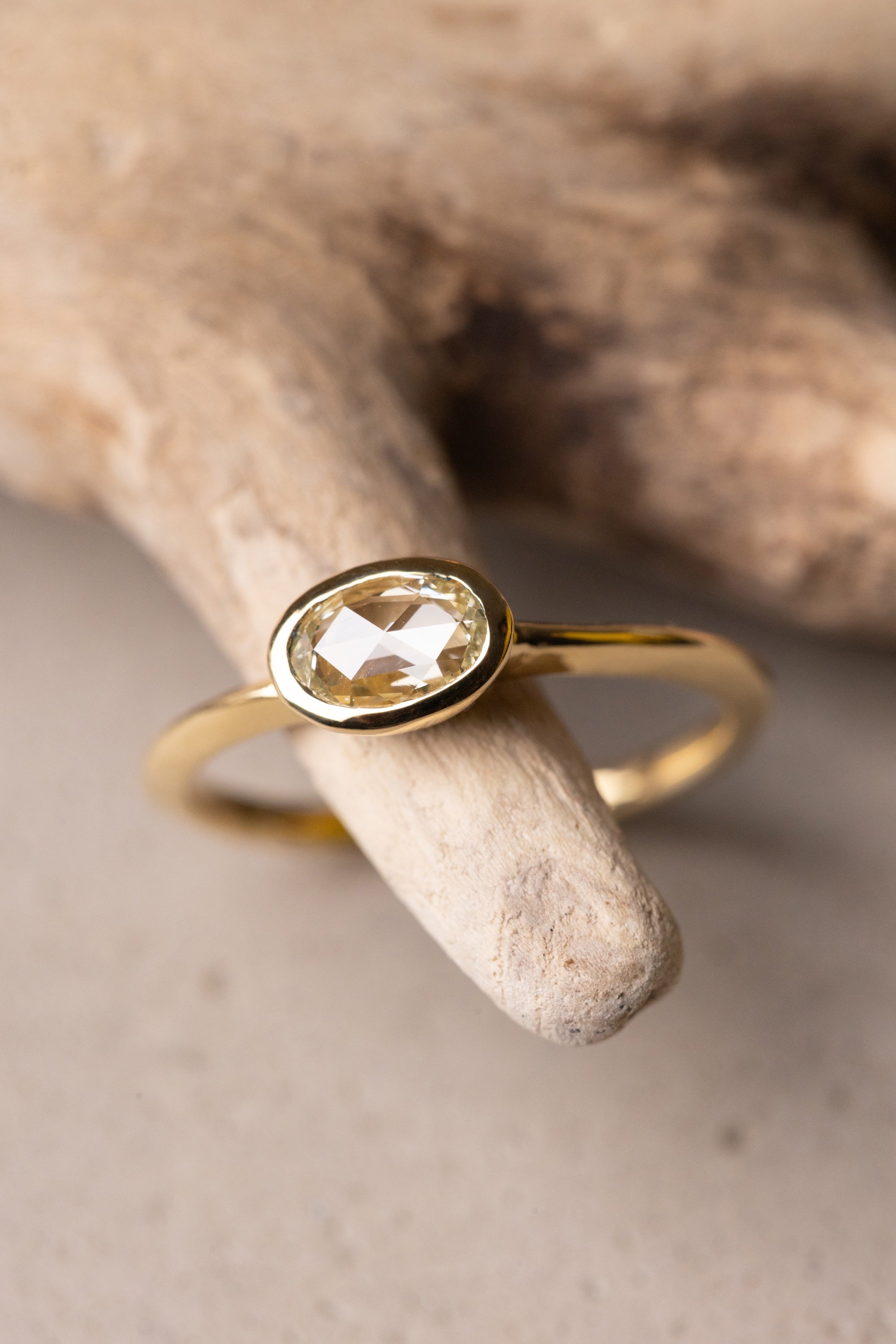 クレア | 横向きに留めたローズカットダイヤのリング – ileava jewelry