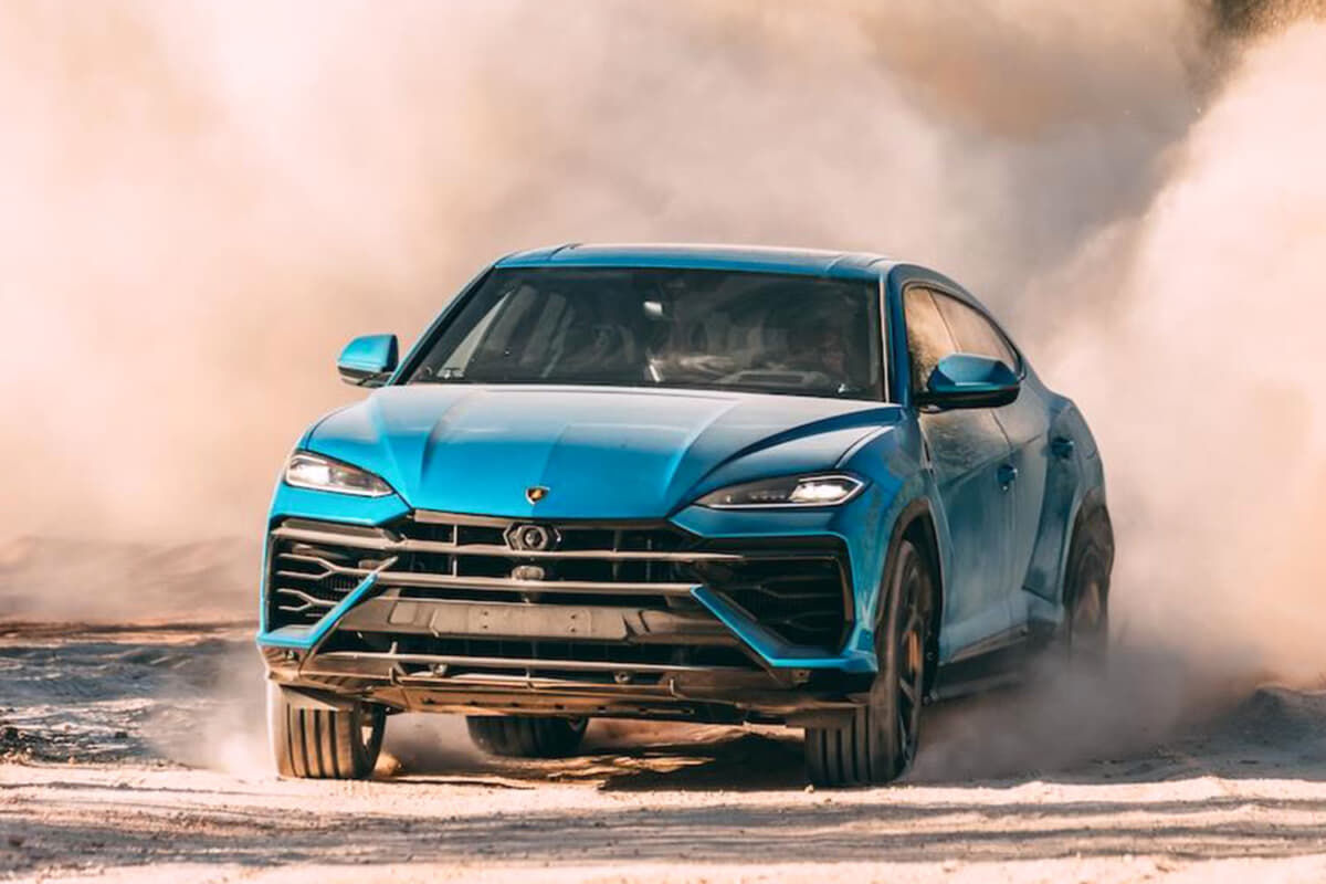 ランボルギーニ新型「ウルスSE」がオフロードデビュー！ 悪路走破性を