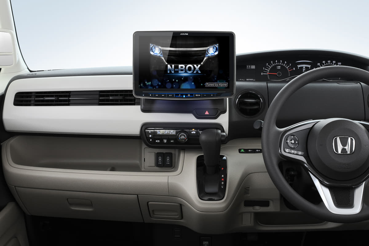 いま車内は「大画面」が当たり前！ ネガな要素もある後付け「巨大