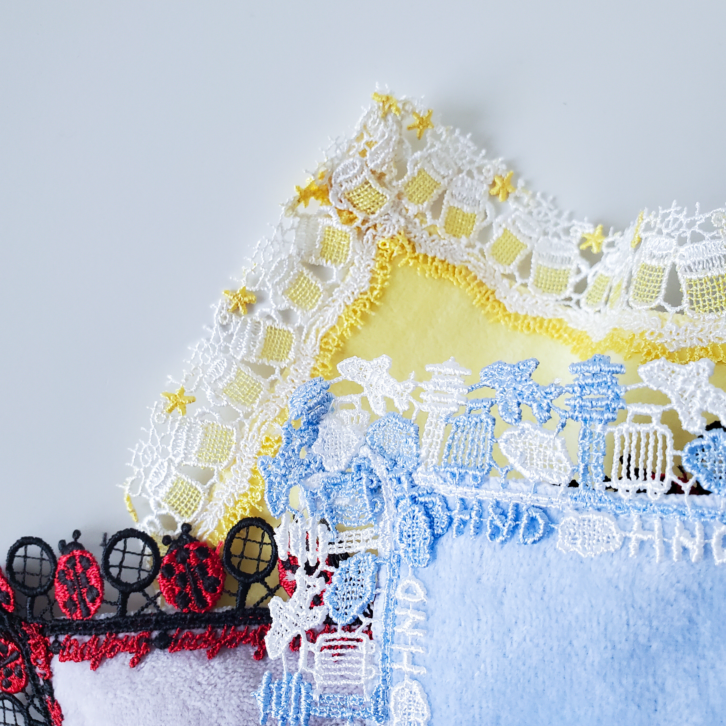 刺繍が個性的で何枚でも欲しくなる！近沢レースのタオルハンカチ