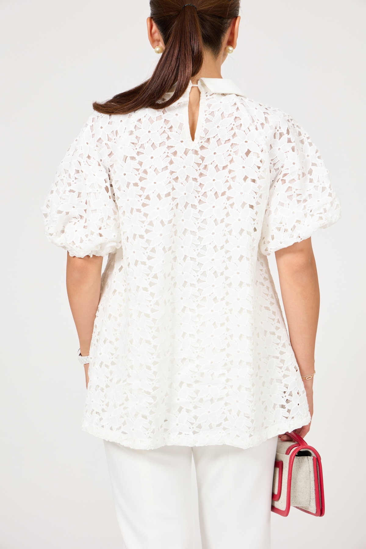 INせず着られる「衿付きレースブラウス」で夏もカジュアルすぎない | VERY