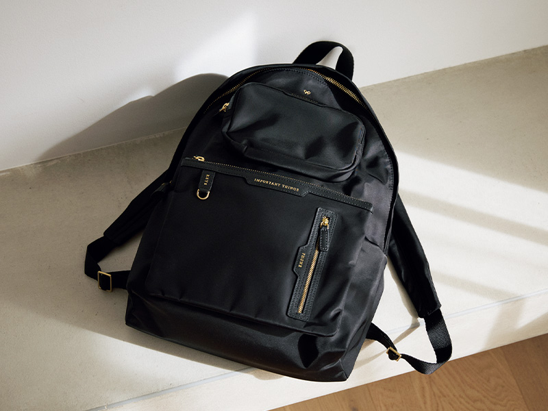 大人気アニヤも！キレイめコーデにハマる『洒落感リュック』3選 | VERY