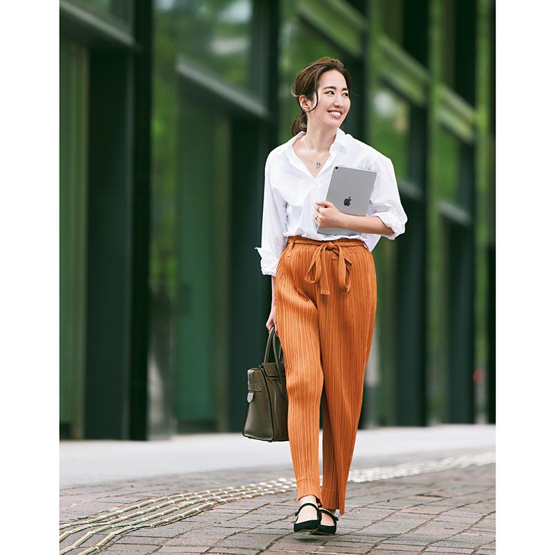 実は万能オシャレ「プリーツプリーズ」の“脱マダム”なスタイルを総