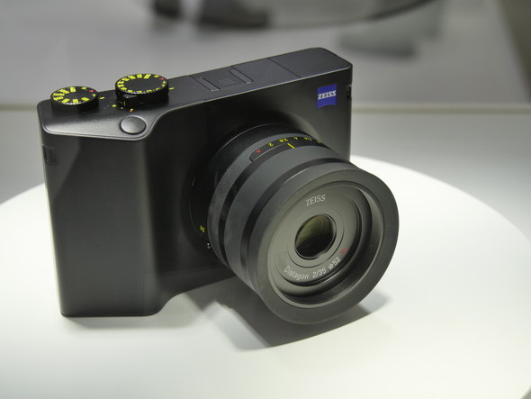 ツァイスのフルサイズコンデジ「ZEISS ZX1」の実機が展示中：CP+ 2019