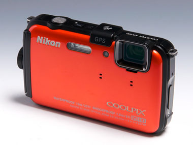 ツボを押さえたタフネス系GPSデジカメ――ニコン「COOLPIX AW100」（1/3