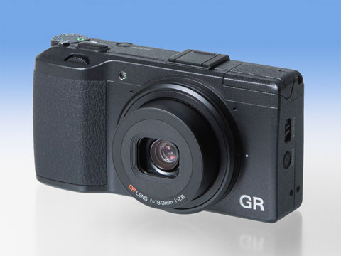 ついにAPS-Cセンサーを搭載した高級コンパクト――ペンタックスリコー