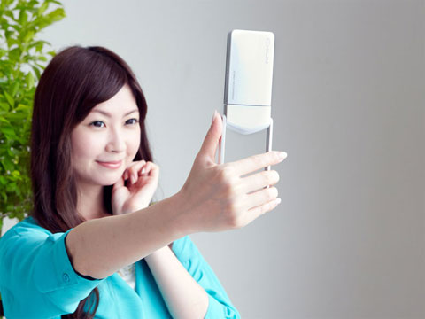 カシオの自分撮りデジカメ最新作、「EXILIM EX-TR15」台数限定で販売