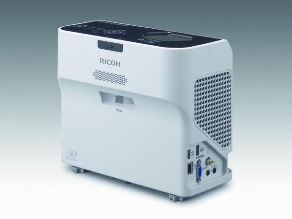 リコー、持ち運びにも便利な“世界最小／最軽量”を実現した超短焦点