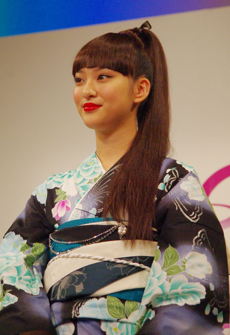 武井咲、新作の浴衣をお披露目。「やっぱり日本人でよかった