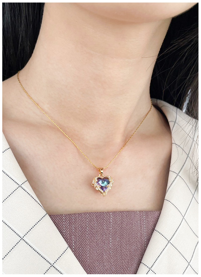クリスタルハートネックレス