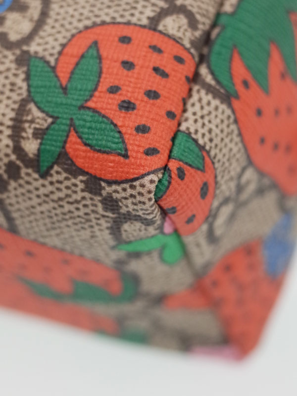 GUCCI】グッチ『GGスプリーム ストロベリーモチーフ ポーチ』576217