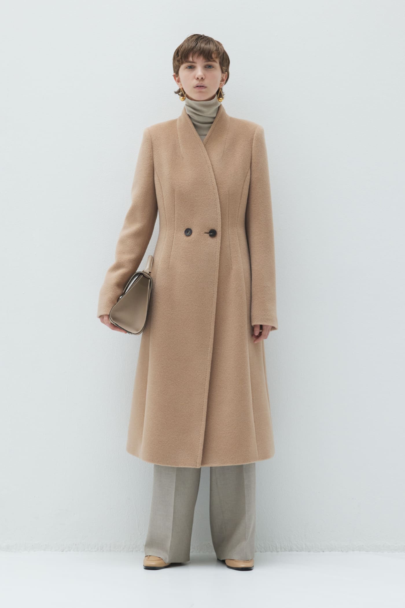 THE WOOL COAT | 冬のエレガントを纏う、EPOCAの特別な1着｜EPOCA