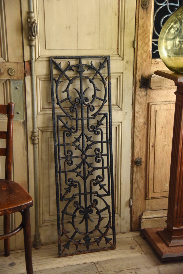 重厚感ある装飾が美しいアイアンパネル a