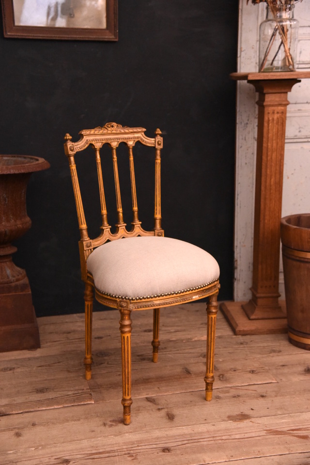 ゴールドと装飾が美しい華奢なフレンチチェア