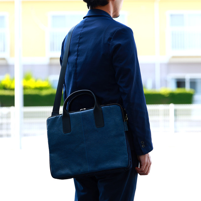 ペガーズビジネス』(全3色)ラセッテー/13.3インチ対応 ピッグスキンを