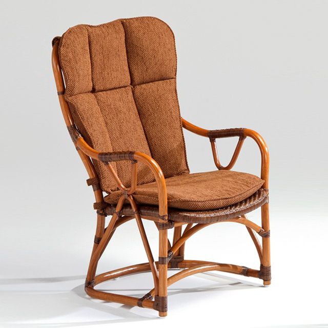 ラタン “アコルデ ハイバックアームチェアAB” クラフトマンの技が光る