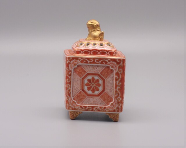 赤絵銀火屋付貴婦人図香炉(注:説明文) 赤絵銀火屋付貴婦人図香炉(注