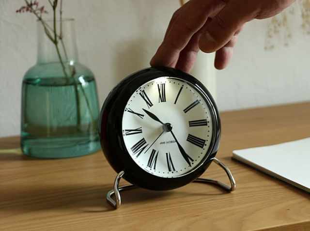 アルネ・ヤコブセン ROMAN（ローマン） テーブルクロック｜北欧