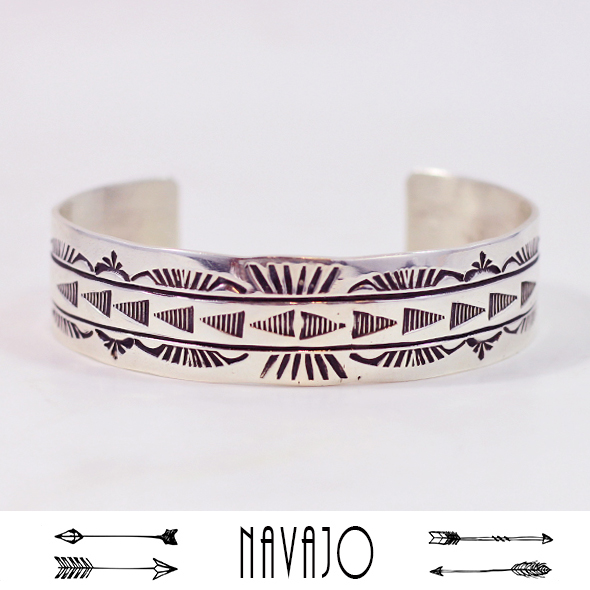 INDIAN JEWELRY RE ナバホ族 スタンプシルバーバングルを通販【paper