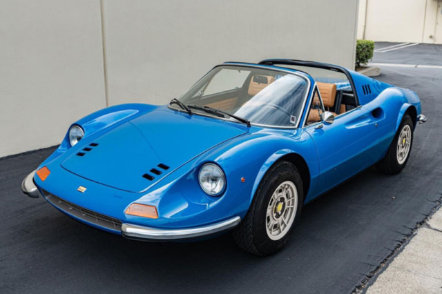 さわさわ 1/18 BoS フィアット ディノ2000クーペ フェラーリ bos ボス