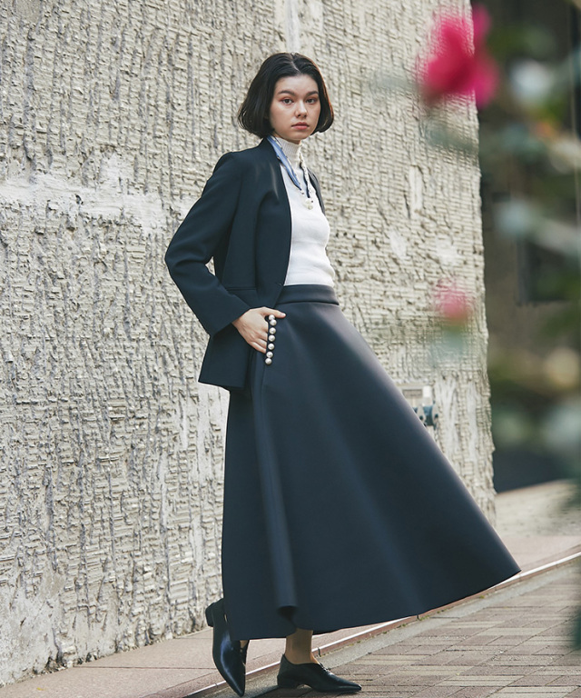 ノーカラーダブルジャケット＆パール付きフレアスカート2点