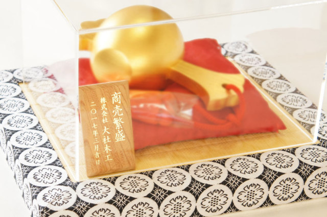 商売繁盛】上品、縁起がよい、目立つ贈り物純金箔製福こづち壱号。商売