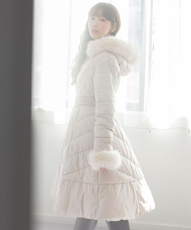 取り外し可能なファー＆ベルト付きフィット＆フレアキルティングコート