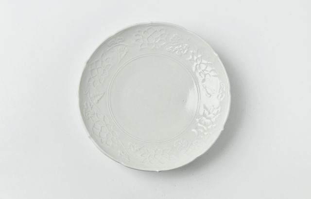 阿部春弥・みか 白磁陽刻蓮花文5寸皿 ｜ 暮らしのうつわ花田 和食器 通販