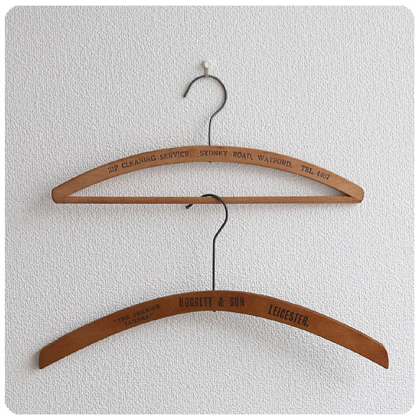 イギリス アンティーク ハンガー2本 生活雑貨 ナチュラル 文字入り